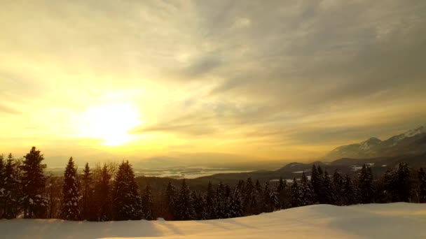 Puestas Sol Sobre Montañas Bosques Prados Invierno — Vídeo de stock