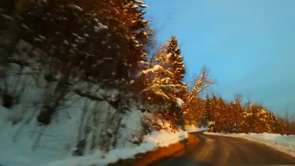 Heuvel Oprijden Bij Bewolkt Mistig Weer Met Een Auto Gebruikte — Stockvideo