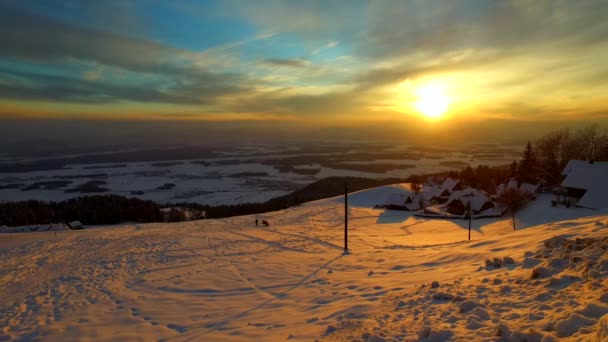 Gyerekek Játszanak Hóban Nap Végén Hegyek Síközpont Míg Gyönyörű Naplemente — Stock videók