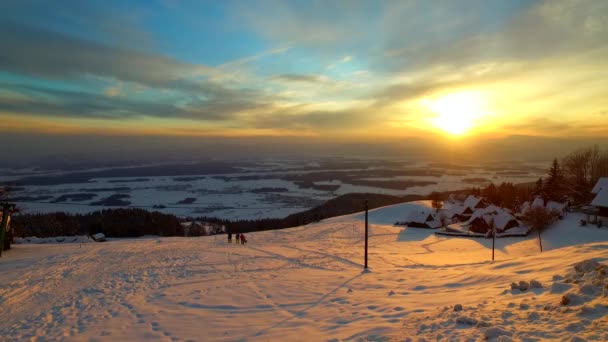 Barn Leker Snö Slutet Dagen Berg Skidcenter Medan Vacker Solnedgång — Stockvideo