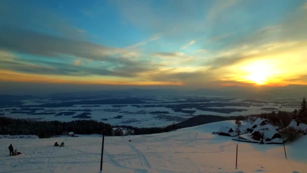 Günün Sonunda Çocuklar Karda Dağlarda Kayak Merkezlerinde Oynarken Güzel Gün — Stok video