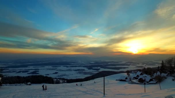 Enfants Jouant Dans Neige Fin Journée Montagnes Centre Ski Alors — Video