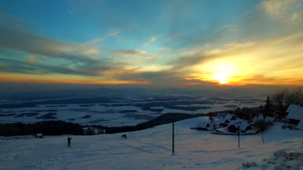 Bambini Che Giocano Una Neve Alla Fine Della Giornata Montagne — Video Stock