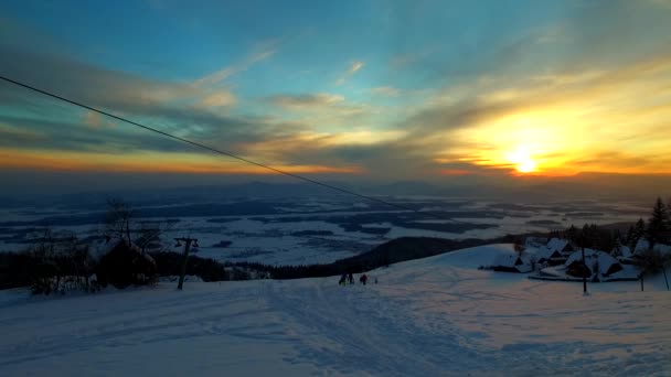 Niños Jugando Una Nieve Final Del Día Montañas Centro Esquí — Vídeos de Stock