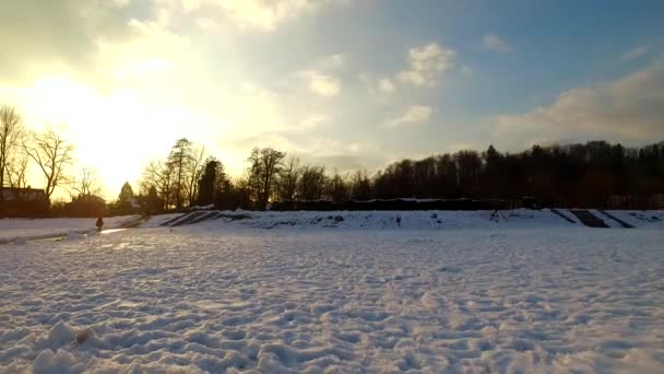 День Закінчується Холодному Зимовому Парку Вкритий Снігом Холодний День Вечір — стокове відео