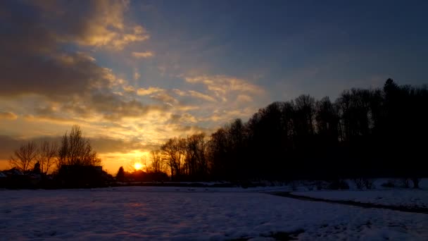 寒い冬の町の美しい夕日 家のシルエット 木の影 — ストック動画