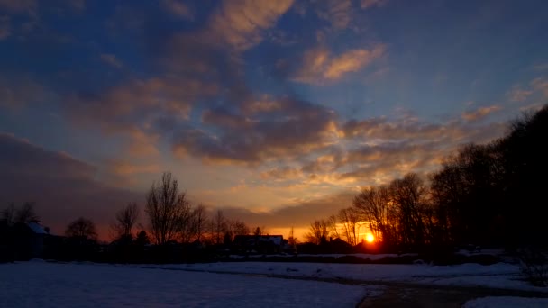 寒い冬の町の美しい夕日 家のシルエット 木の影 — ストック動画