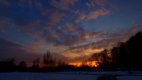 美丽的日落在寒冷的冬城 房屋轮廓 — 图库视频影像
