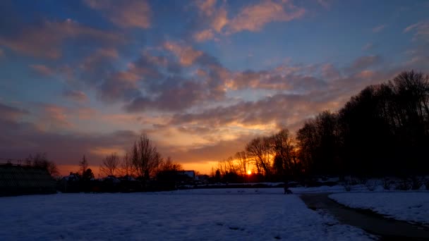 寒い冬の町の美しい夕日 家のシルエット 木の影 — ストック動画