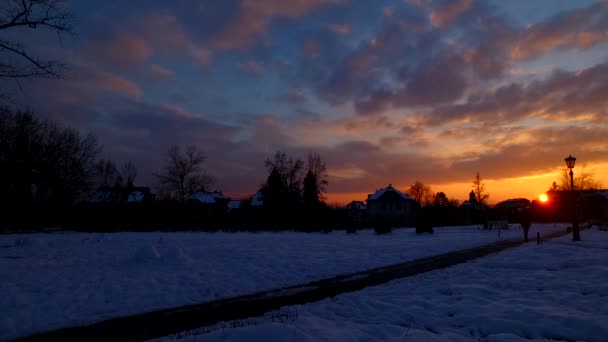 Прекрасний Захід Сонця Холодному Зимовому Місті Будиночками Силуетами Тінями Дерев — стокове відео
