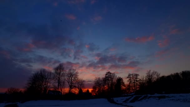 Schöner Sonnenuntergang Einer Kalten Winterstadt Mit Häusersilhouetten Schatten Von Bäumen — Stockvideo