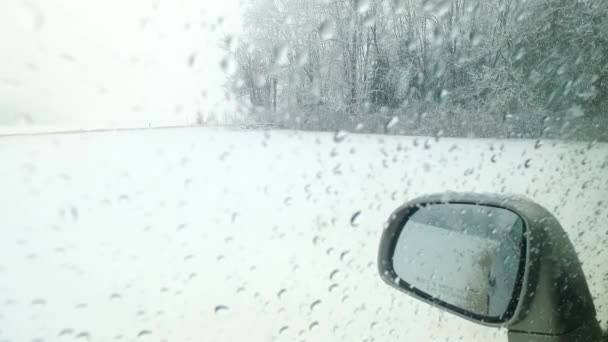 激しい雪吹雪 ぬれた雪と雪の嵐 車内から見ると — ストック動画