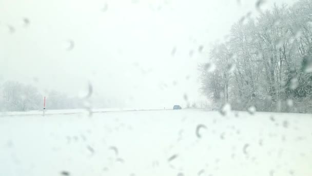 Σοβαρή Χιονοθύελλα Χιονοθύελλα Υγρό Χιόνι Παρατηρώντας Από Ένα Εσωτερικό Αυτοκίνητο — Αρχείο Βίντεο