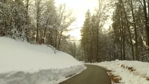 Дорога Холодных Заснеженных Горах — стоковое видео