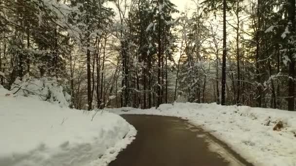 Straße Kalten Verschneiten Bergen — Stockvideo