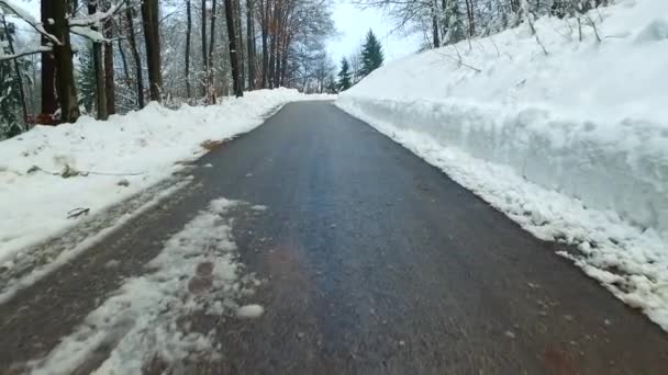 寒い雪の山の中の道 — ストック動画