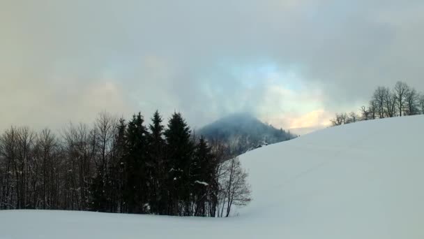 Witte Besneeuwde Bergvallei Bewolkte Dag Sneeuw Mist Mist — Stockvideo