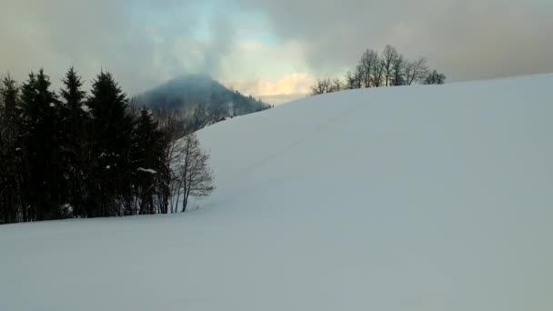 Weißes Schneebedecktes Gebirgstal Bewölkter Tag Schnee Nebel Nebel — Stockvideo