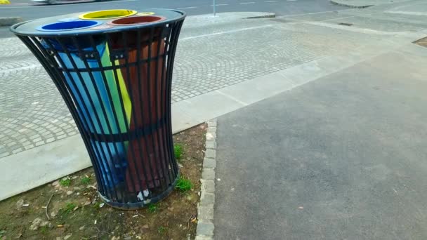 通りのゴミ箱のゴミ箱のゴミの分離のための3つの分離されたビニール袋が付いているゴミ箱 — ストック動画