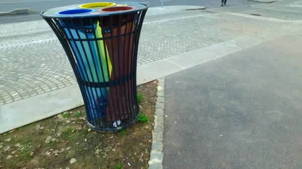 Trash Kan Met Drie Gescheiden Plastic Zakken Voor Prullenbak Scheiding — Stockvideo