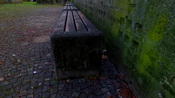 Alte Holz Und Betonbank Verfallenem Park — Stockvideo