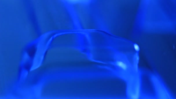 Plastic Blauwe Container Voor Medische Apparatuur Magische Vormen Licht Blauwe — Stockvideo