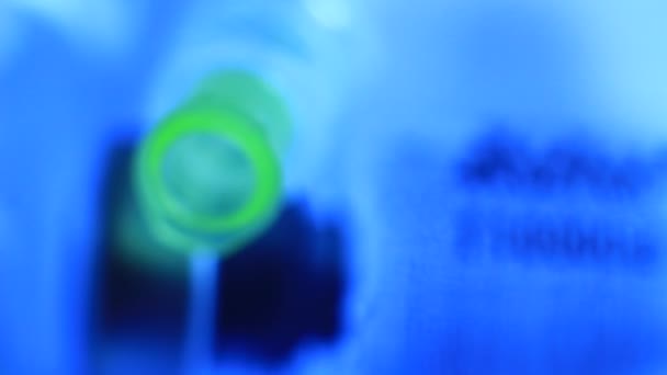 Küçük Bir Tıbbi Şişede Şırınga Laboratuvar Makro Kapat — Stok video