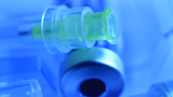 Spuit Een Kleine Medische Injectieflacon Laboratorium Een Macro Sluiten — Stockvideo