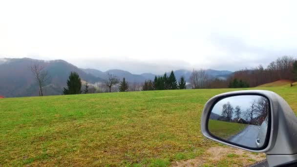 Спостерігаючи Холодний Осінній День Через Вікно Автомобіля Дзеркалі Автомобіля Поза — стокове відео
