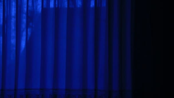 Глибокі Блакитні Штори Темряві Дивлячись Через Вікно — стокове відео