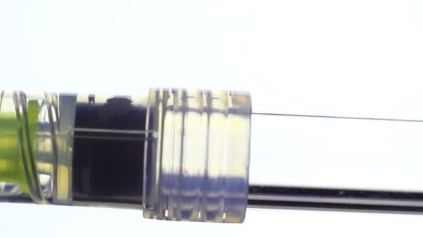 Manipulowanie Strzykawką Medyczną Klip Makro Medyczny Laboratorium — Wideo stockowe