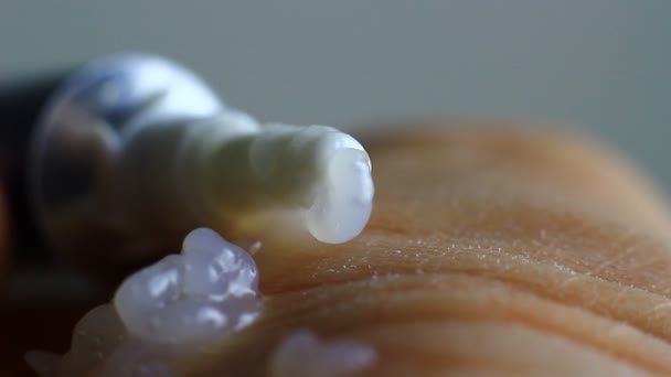 Εφαρμόζοντας Πάρα Πολύ Ιατρική Αλοιφή Ένα Χέρι Παλάμης Ξηρό Δέρμα — Αρχείο Βίντεο