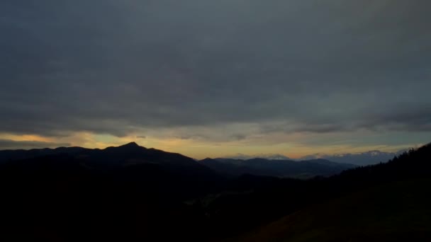 Ciemność Błękitnymi Kolorami Wieczornego Nieba Opadająca Naturę — Wideo stockowe