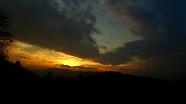 Ostatnie Światło Jesiennego Słońca Sylwetki Lasów Wzgórzach Powyżej Intensywne Chmury — Wideo stockowe