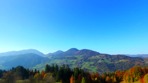 Pastures Valley Hills Mountains Back Autumn Sunny Day Clean Nature — Vídeos de Stock