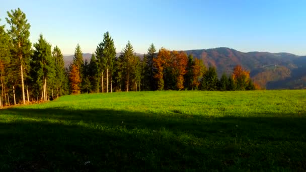 Pastures Valley Hills Mountains Back Autumn Sunny Day Clean Nature — Vídeo de Stock