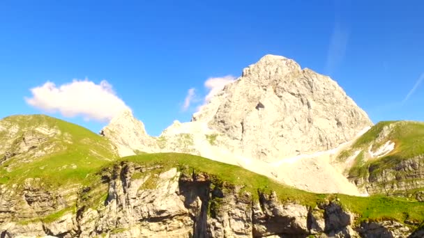 危険な山だ 夏の日 ハイキング 運転に最適 — ストック動画