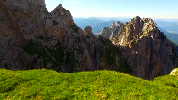 Montañas Peligrosas Día Verano Ideal Para Escalada Senderismo Conducción — Vídeos de Stock