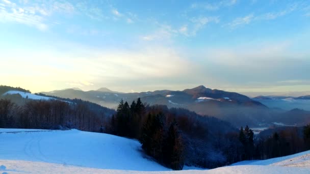 Dia Frio Inverno Floresta Montanhas Sombras Silhuetas Dia Termina — Vídeo de Stock