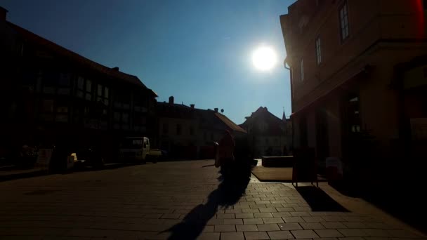 一个阳光明媚的冬日 城镇里人们的轮廓和影子 — 图库视频影像