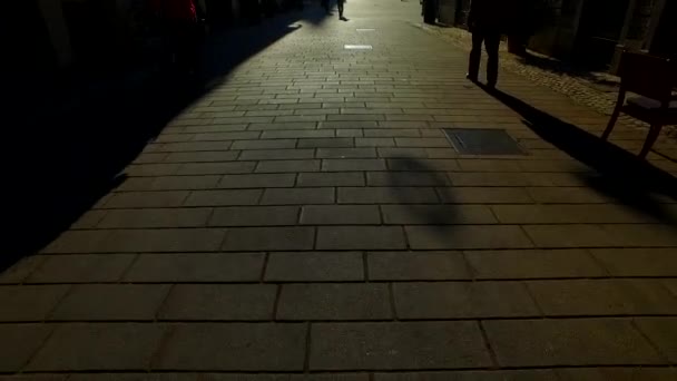Silhouetten Und Schatten Von Menschen Einer Stadt Einem Sonnigen Wintertag — Stockvideo
