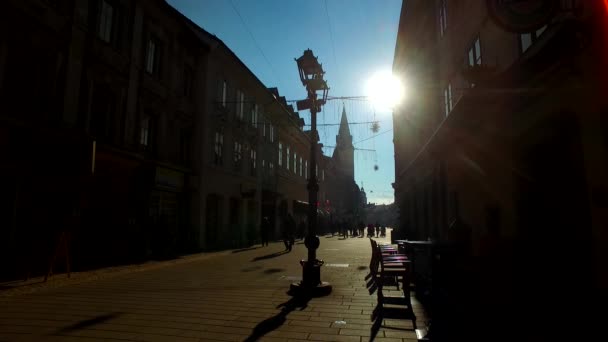 Silhuetas Sombras Pessoas Uma Cidade Dia Ensolarado Inverno — Vídeo de Stock