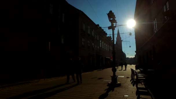 Silhuetas Sombras Pessoas Uma Cidade Dia Ensolarado Inverno — Vídeo de Stock