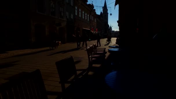 Silhouetten Und Schatten Von Menschen Einer Stadt Einem Sonnigen Wintertag — Stockvideo