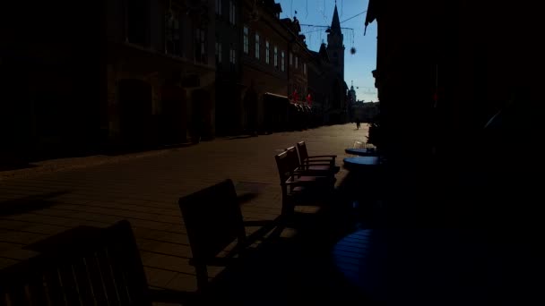 Silhuetas Sombras Pessoas Uma Cidade Dia Ensolarado Inverno — Vídeo de Stock