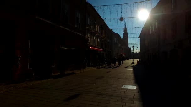 Silhouette Ombre Persone Una Città Una Giornata Invernale Soleggiata — Video Stock