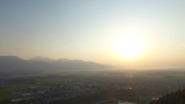 Güneşin Batışının Yoğun Güneş Işınları Gün Batımından Hemen Önce Dağlarda — Stok video