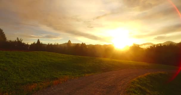 Soleil Intense Brusque Dans Brouillard Brume Dans Les Montagnes Tôt — Video