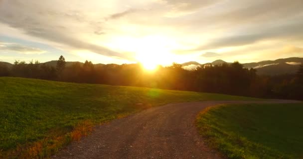 Intensiv Djärv Sol Dimma Dimma Fjällen Tidigt Morgonen — Stockvideo