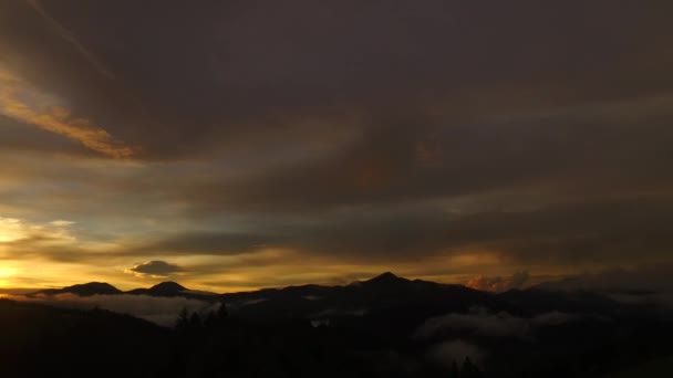 集中的な夕日 大胆な色 霧と霧の谷 遠くの山々 自然の中で平和 上記の壮大な空 一日が終わる まもなく始まる — ストック動画